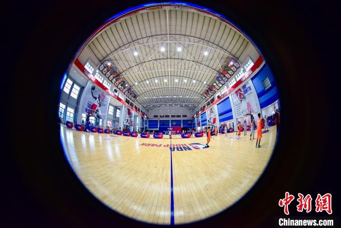 武汉举办公益篮球赛：致敬英雄传递信心