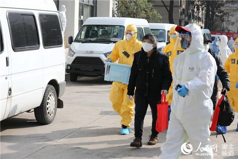 康复人员结束隔离观察，出站回家（苏晓洁 摄）